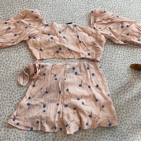 Adorable two piece set, skort and tie crop top XS - Picture 3 of 3